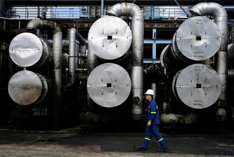 Image for Exclusive-Vitol and Glencore set to make formal bids for Chevron's Singapore refinery stake, sources say