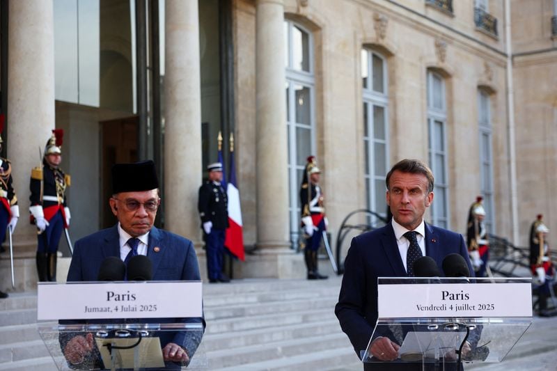 Image for French President Macron announces 'historic' Airbus/Malaysia Airlines deal