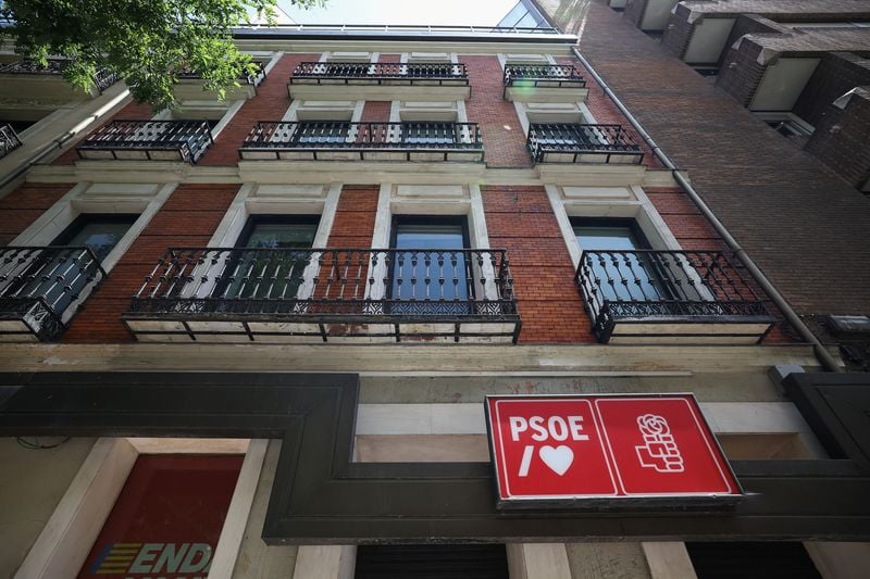 Image for Spanish police enter ruling party HQ in corruption probe