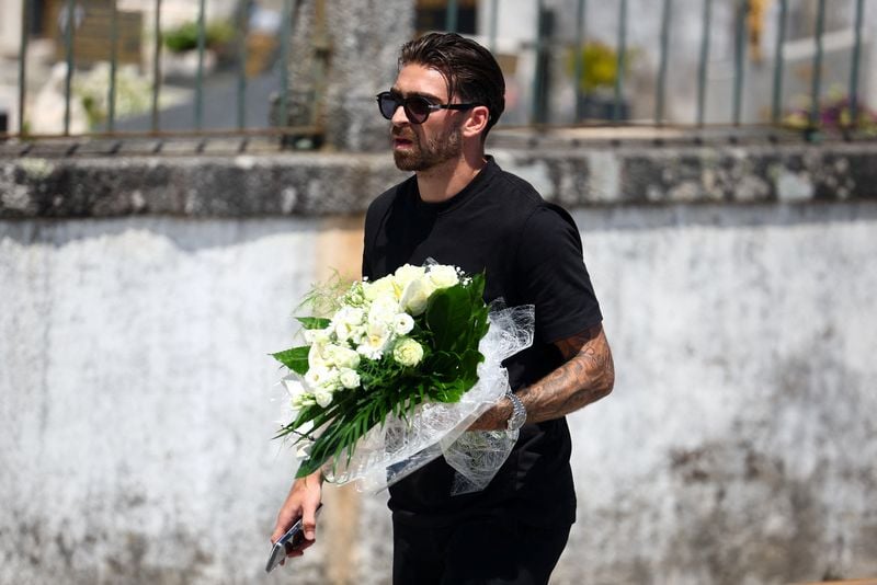 Image for Carrying red wreath, Liverpool players join family for Diogo Jota's funeral
