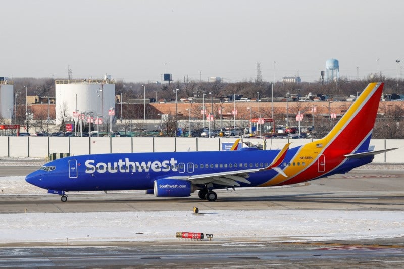 Image for Southwest Airlines shifts to paid baggage policy to lift earnings