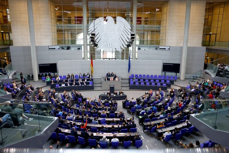 Image for German lower house backs plan to halt refugee family reunification