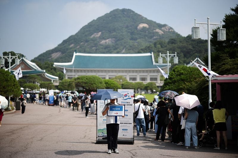 Image for Visitors rush to see South Korea's Blue House before presidential return