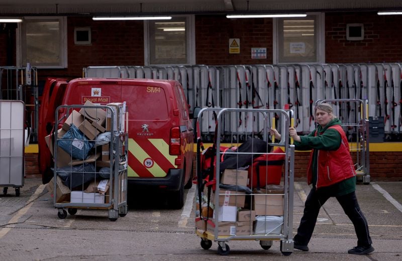 Image for UK retailers urge government to end parcel tariff loophole sooner