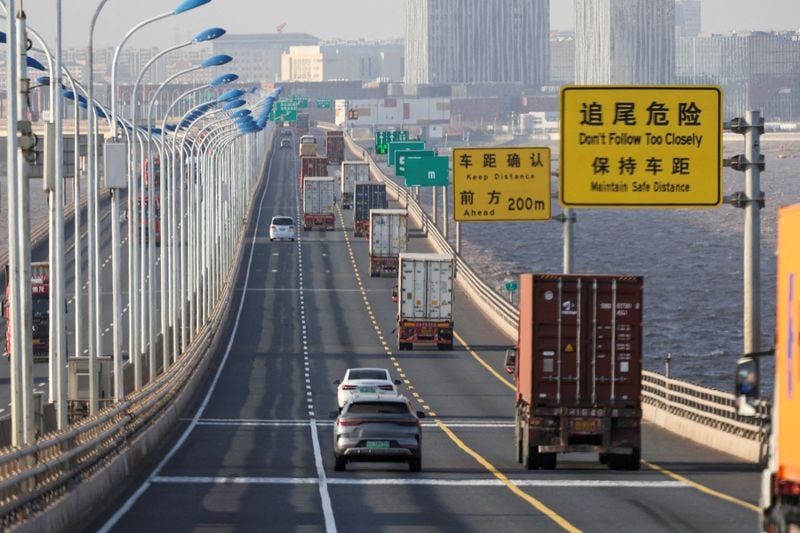 Image for China's imports tumble as demand skids, trade war heats up