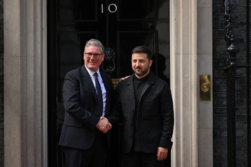 Image for Trump says Putin ready to make deal on Ukraine, US hopes to include Zelenskiy