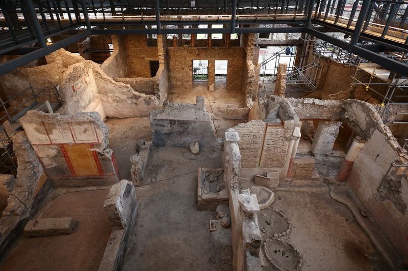 Image for Putting Pompeii's pieces together, with the help of a robot