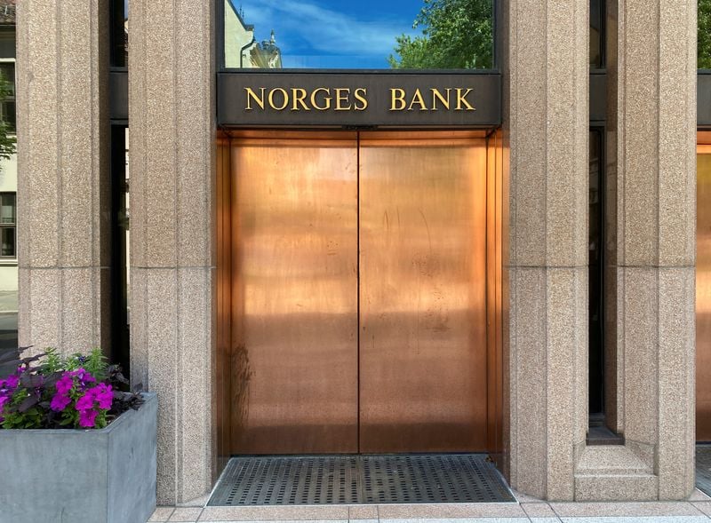 Image for Norway central bank keeps rate on hold, eyes cut this year