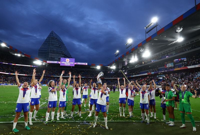 Image for Soccer-England women return home to heroes' welcome after Euro 2025 win