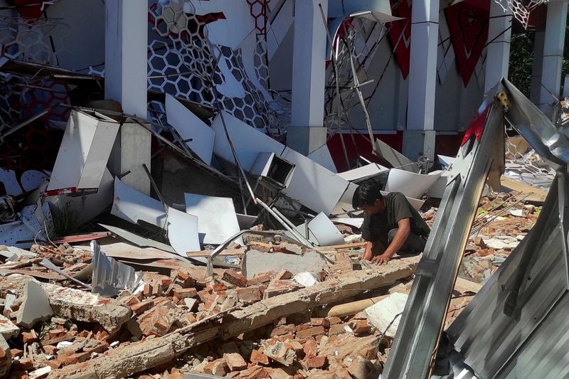 Image for Indonesia earthquake damages buildings, triggers tsunami waves