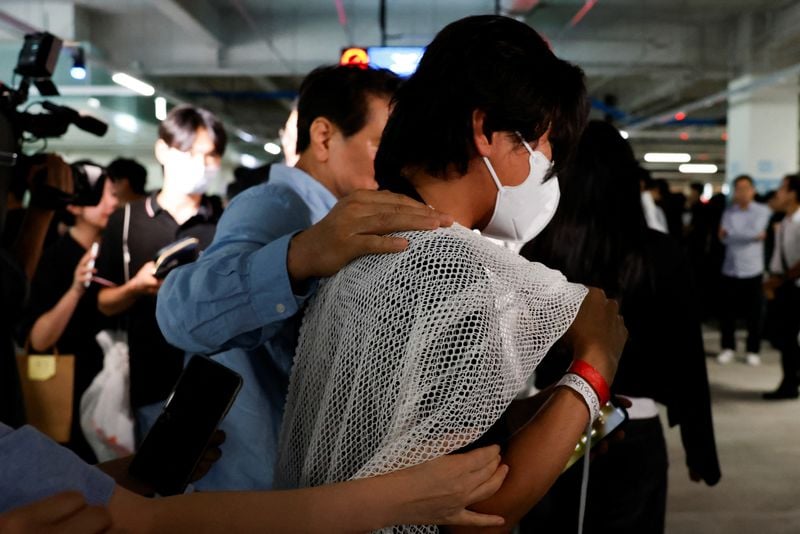 Image for South Korean workers return home to cheers a week after U.S. immigration raid