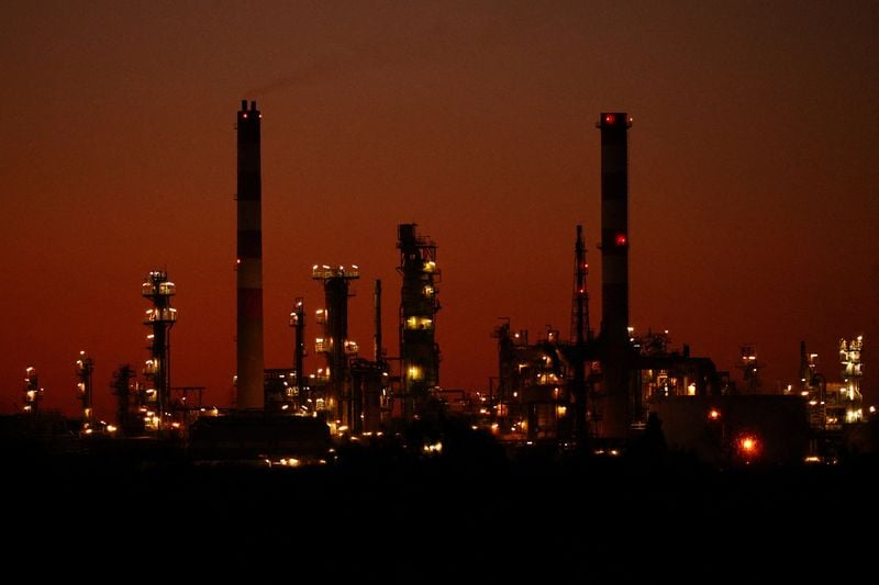 Image for French Energy Ministry considers increasing oil refining capacity