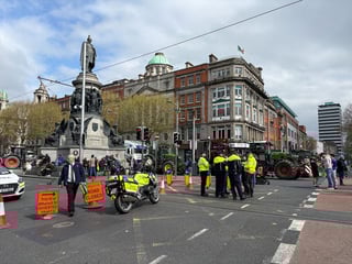 Image for Irish police move to break blockade of oil refinery by protesters angry at fuel prices