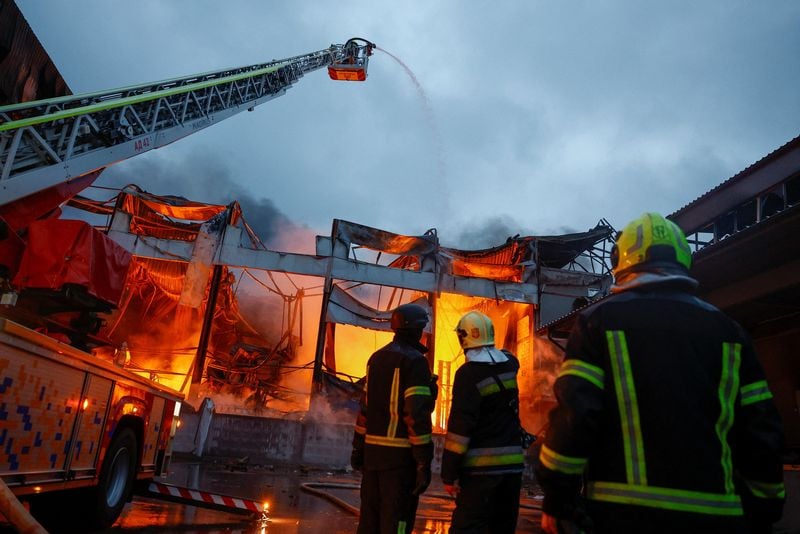 Image for Trump says Putin should end the Ukraine war, not test missiles