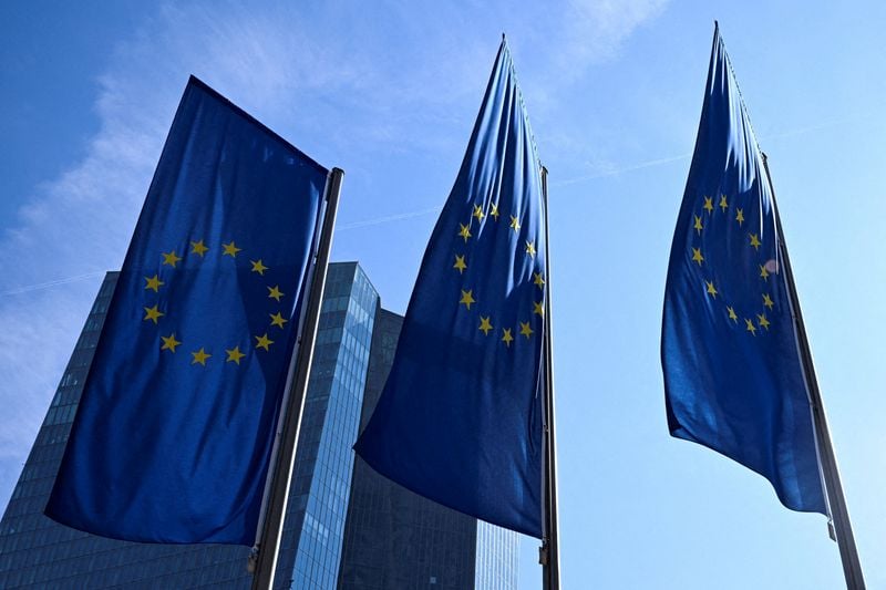 Image for Europe's top banker pay rises, men still dominate