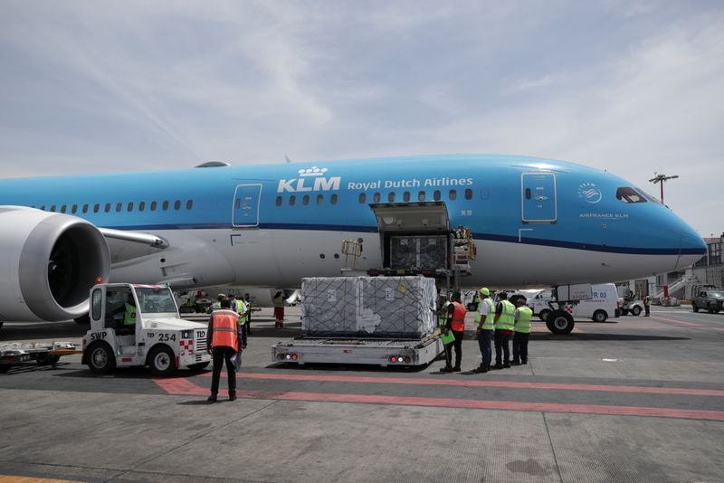 Image for KLM makes wages proposals after ground crews threaten to strike