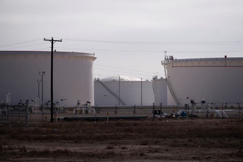 Image for Oil slips as little impact seen from EU sanctions on Russia