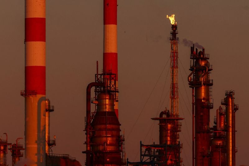 Image for Oil prices to rise further on Monday as Mideast war escalates