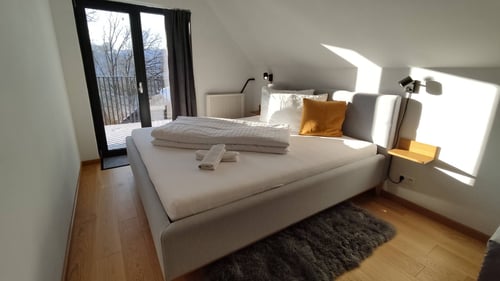 Chalet Studenec, Pravá izba na poschodí s manželskou posteľou + možnosť prístelky, alebo