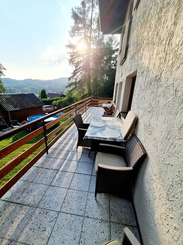 Chata OAZA Vavřetice, terasa-okolo-chaty-pristupna-z-obyv-pokoje-f479-.jpeg