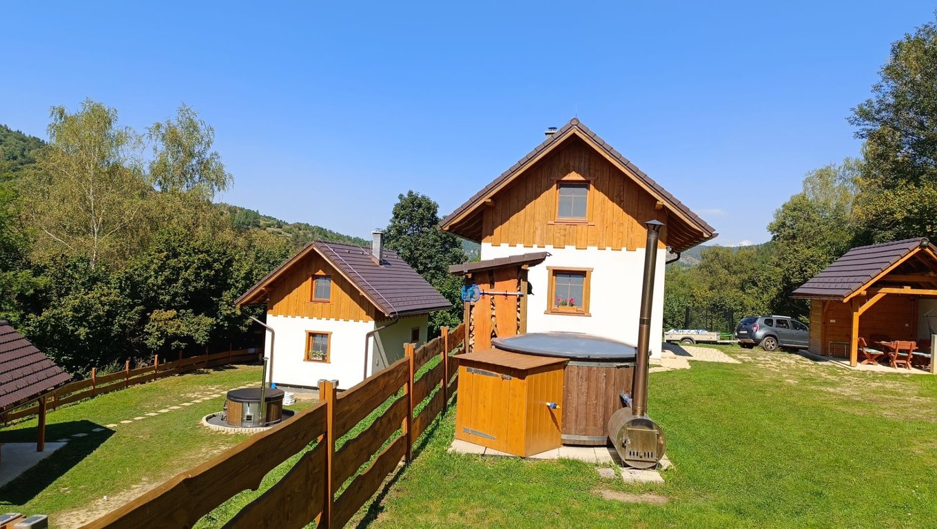 Pohľad na obe chaty