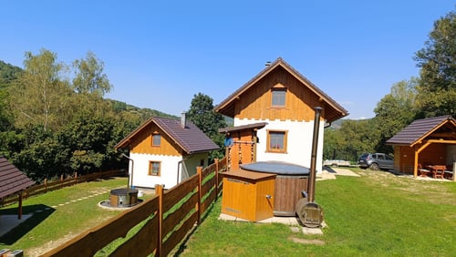 Pohľad na obe chaty