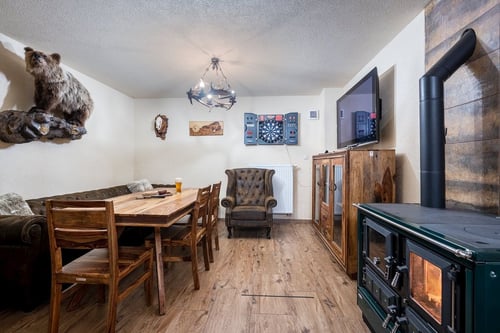 Luxusný Zrub Ďurík, Poľovnícka miestnosť / herňa / šípky / pracovňa.jpg