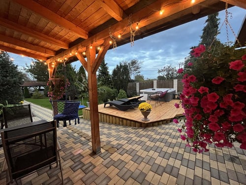 Chalupa Violka, posezeni-pod-pergolou-5c27-.jpeg