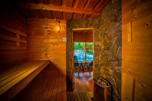 Chaty HolidayRaj s wellnessom pri Bešeňovej single, sauna.jpg