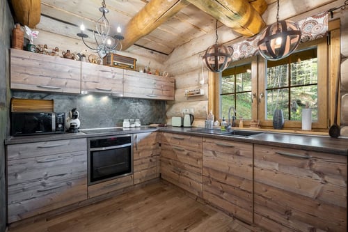 Luxusný Zrub Ďurík, Kuchyňa kde nechýba toaster, kávovar Dolce Gusto, ručný mixér.jpg