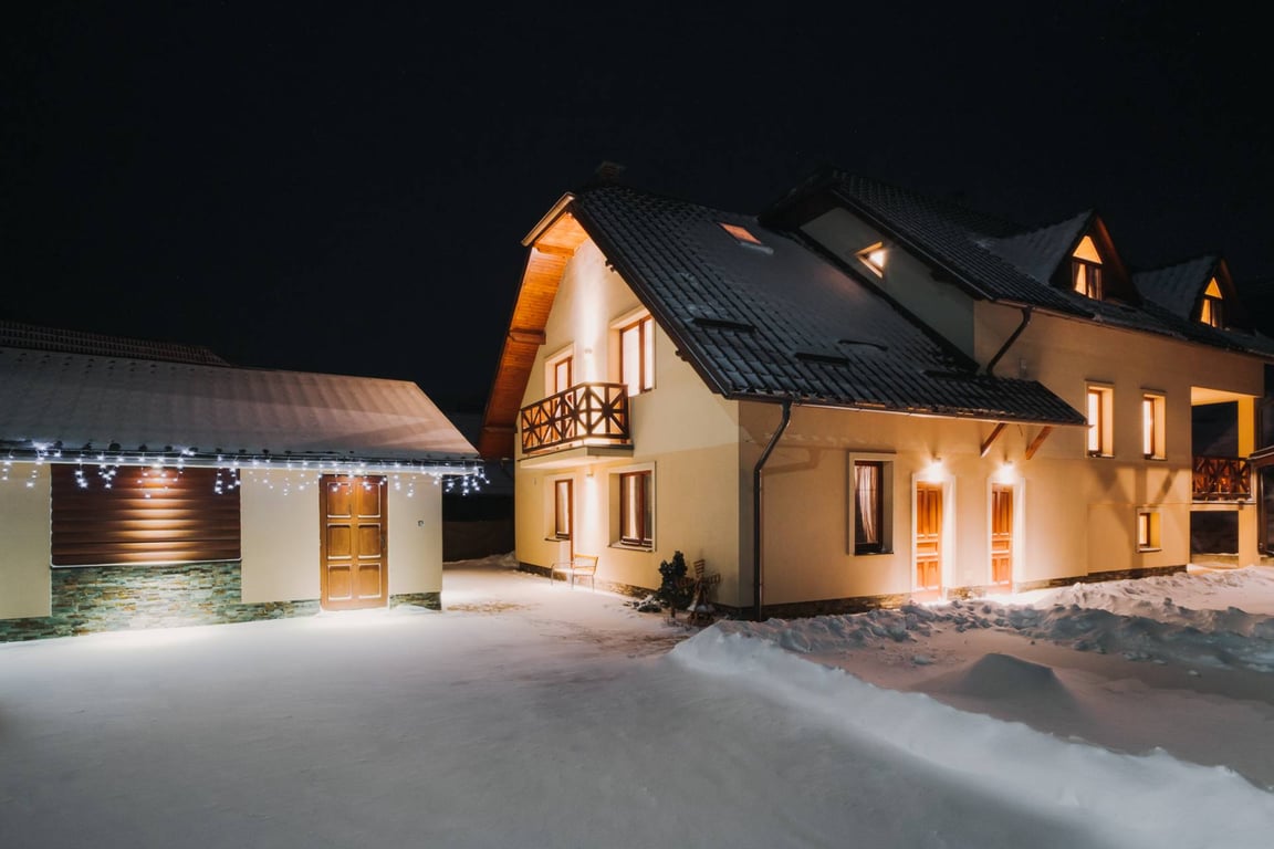 Chata Enjoy v Liptovských Revúcach. Na pravej strane môžete vidieť samost