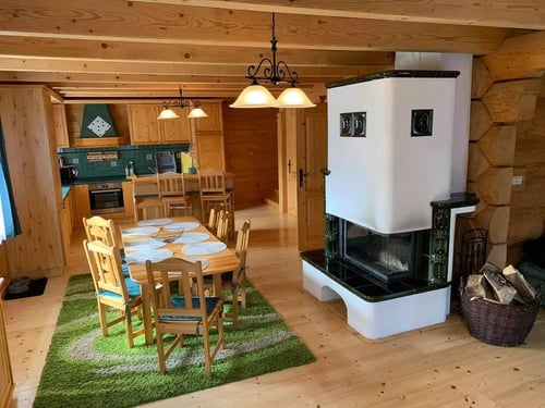 Zrub na Briežku Krahule, jedalenske-sedenie-pri-krbe-zrub-na-briezku-krahule-krahule.webp