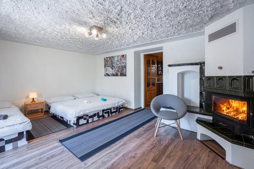Chata Očovan Krpáčovo, 3 lôžkový apartmán na prízemí s krbom, kuchynkou a kúpeľnou
