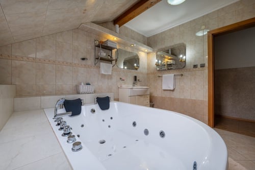 Wellness Vila Limaco Jasenská Dolina, vnútorná vírivka.jpeg