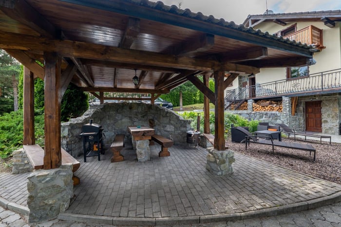 Wellness Vila Limaco Jasenská Dolina Chata - vonkajši altánok s grilom a kotlikom.jpeg