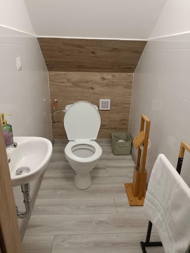 Rekreační domy Milovice - dům č. 17, WC v patře.jpg