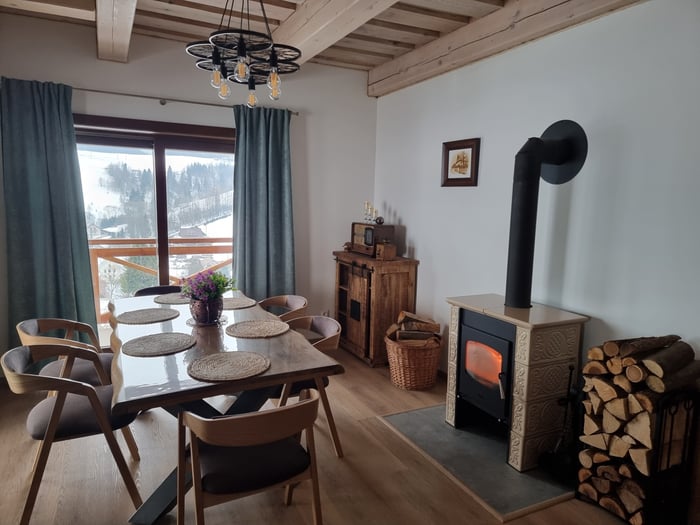 Chalupa Mária v Zázrivej jedáleň-kachle.jpg