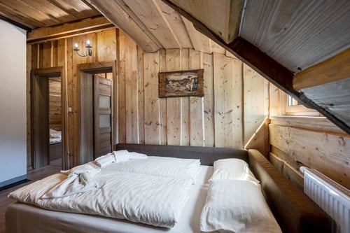 Luxusný Zrub Ďurík, Rozložený gauč na poschodí.jpg