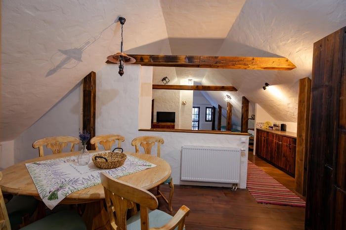 XXL apartmán vo vtáčom hniezde XXL Apartman vo Vt Ÿom hniezde Jedalen.jpg