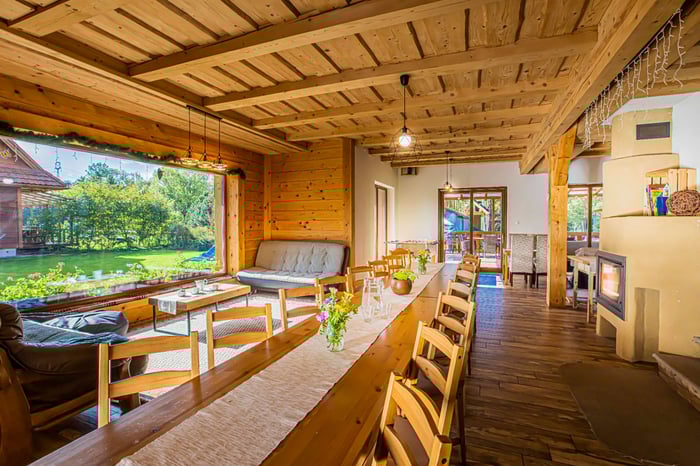 Chaty HolidayRaj s wellnessem u Bešeňovy singly spol izba okno.jpg