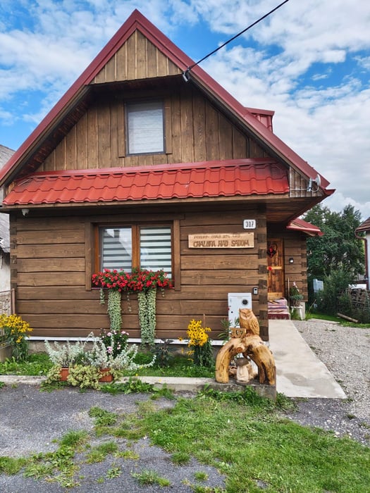 Chalupa nad sadom domček z predu.jpg