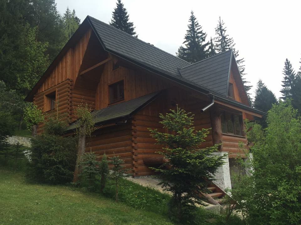 Janosiková chata z ľavej strany od príjazdovej cesty