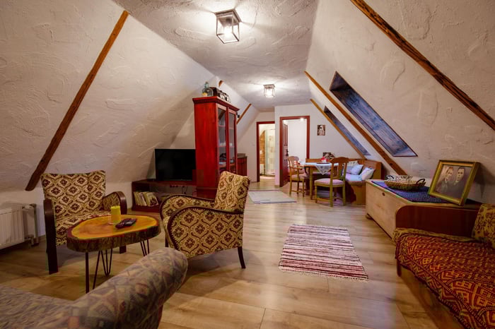 Apartmán s terasou nad ateliérem Apartm n nad Atelierom Obyvacka.2 so stolikom.jpg