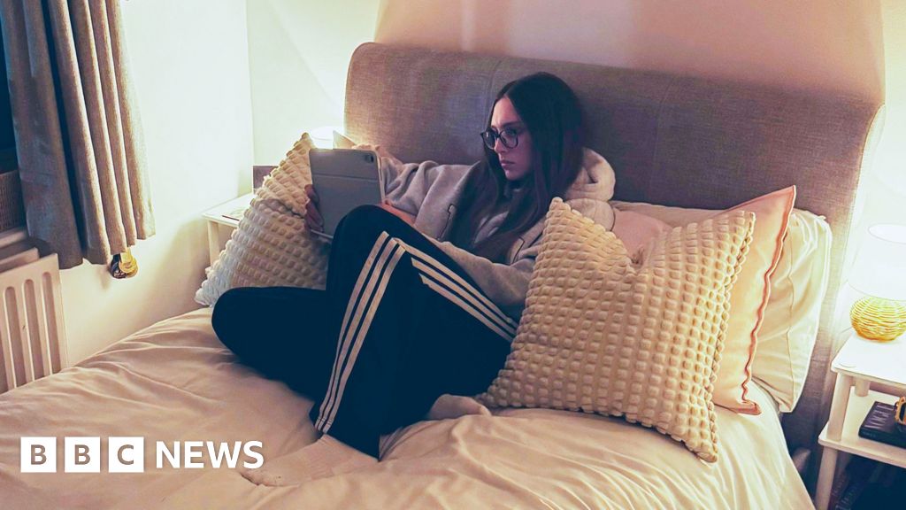 BBC News image for Fresh bedsheets and dusk walks: Expert tips for sleep-deprived freshers - BBC