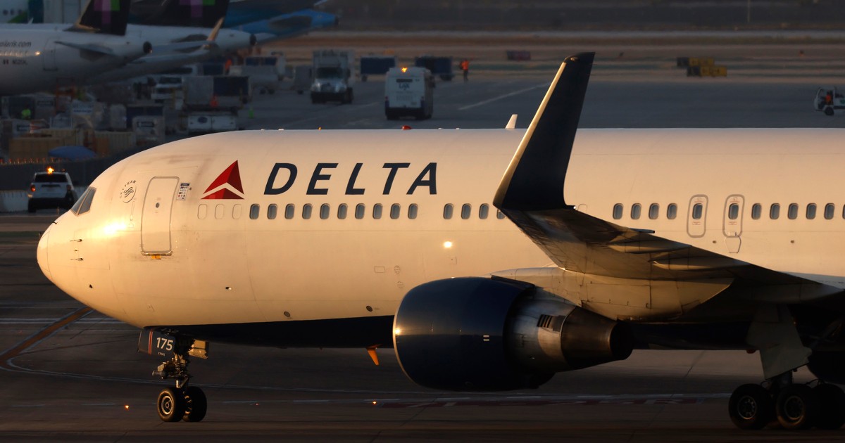 NBC News image for Felt a ‘big bang’: Firework strikes Delta flight landing in Chicago - NBC News