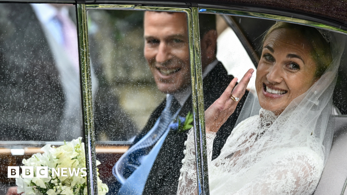 BBC News image for Royals turn out for Peter Phillips and NHS nurse's wedding