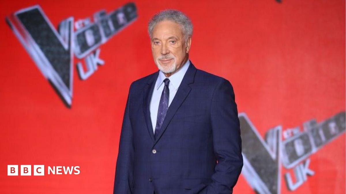 BBC News image for Sir Tom Jones says he didn't want to leave ITV's The Voice