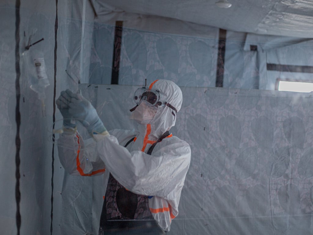 Al Jazeera English image for Uganda declares end to Ebola outbreak - Al Jazeera