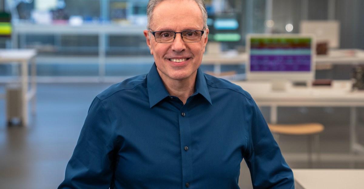 The Verge image for Apple names Johny Srouji as chief hardware officer - The Verge