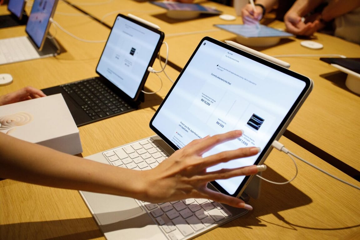 Bloomberg image for Apple Readies New iPad Pro, Redesigned Entry MacBook Pro for 2027 - Bloomberg.com